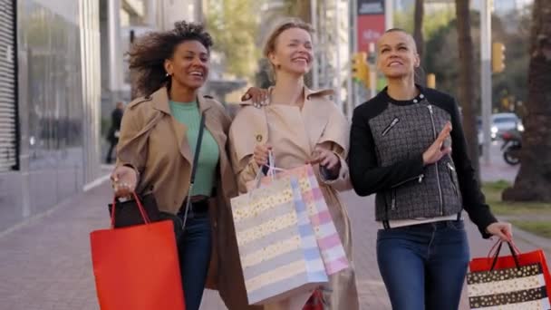 Tre Glada Mogna Kvinnor Går Skrattande Stadsgata Med Färgglada Shoppingväskor — Stockvideo