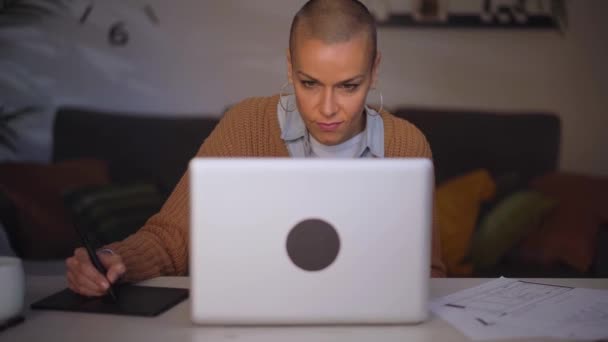 剃光胡子的中年妇女集中在电脑前的办公室里工作 女建筑师工程师使用笔记本电脑设计项目 并为在线商务绘制平板电脑 勇敢的人 — 图库视频影像