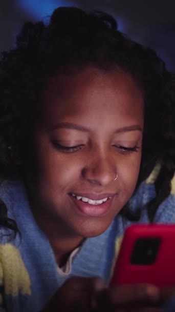 Vertical Femeie Veselă Neagră Fericită Care Derulează Telefonul Inteligent Întins — Videoclip de stoc