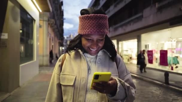 Usmívající Afričanka Mobilu Stojící Osvětlené Ulici Mladá Černoška Vypadá Pobaveně — Stock video