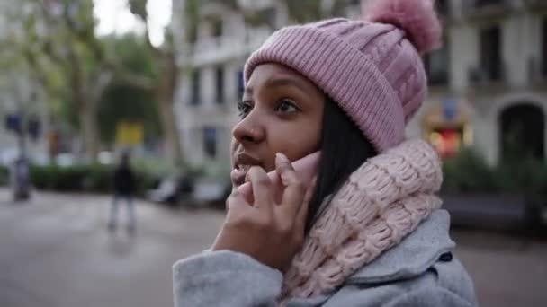 Komoly Koncentrált Latin Beszél Mobilon Fülébe Miközben Sétál Utcán Téli — Stock videók