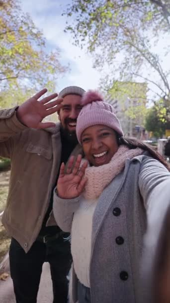 Dikey Çok Irklı Mutlu Çift Cep Telefonlarını Açık Havada Görüntülü — Stok video