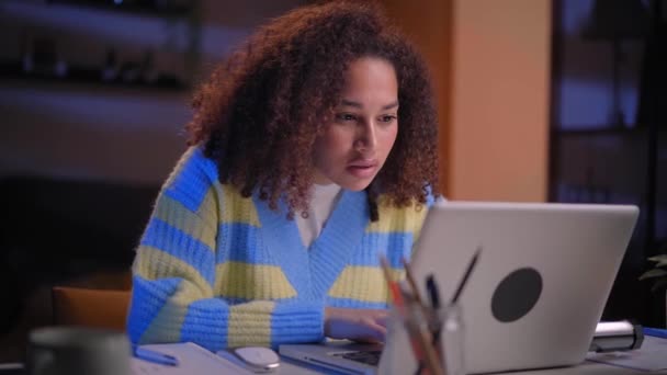 Podekscytowana Młoda Niezależna Kobieta Sprawdza Mail Świetnymi Wiadomościami Laptopie Kobieta — Wideo stockowe