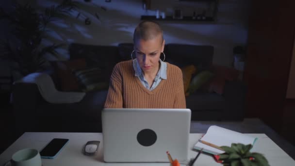 Ξυρισμένη Ενήλικη Γυναίκα Που Χρησιμοποιεί Φορητό Υπολογιστή Στο Σπίτι Βράδυ — Αρχείο Βίντεο