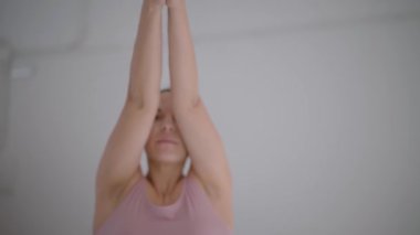 Genç hamile beyaz kadın yoga egzersizleri yapıyor ve sınıfta meditasyon yapıyor. Kadın fitness ve gelecekteki annelik. Sağlık, farkındalık, rahatlama ve sağlık kavramı. 