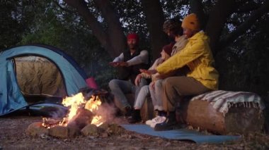 Bir grup insan kış gecelerinde kamp yaparken boş zaman geçirir ve birlikte otururlar. Şenlik ateşinde konuşan ve birbirlerini ısıtan neşeli genç gezginler. Doğada yaşam tarzı anları.