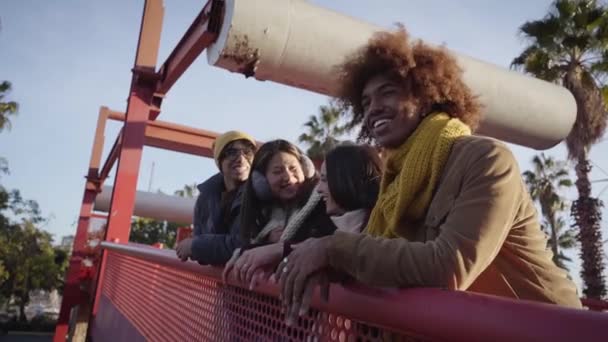 Multikulturní Skupina Směje Lidé Scházejí Opírají Zábradlí Radostní Mladí Přátelé — Stock video