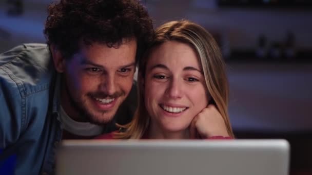 Close Alegre Jovem Casal Caucasiano Adulto Olhando Para Laptop Sorrindo — Vídeo de Stock