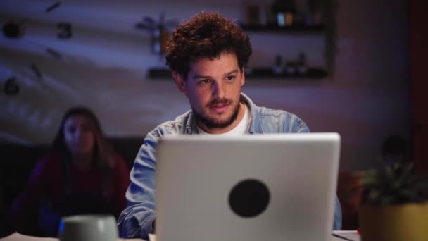 Jonge Volwassen Blanke Echtpaar Liefdevol Zoek Verkoop Samen Computer Woonkamer — Stockvideo