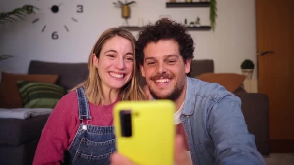 Aufgeregtes Junges Paar Das Sich Heimischen Wohnzimmer Telefonisch Umarmt Videotelefonate — Stockvideo