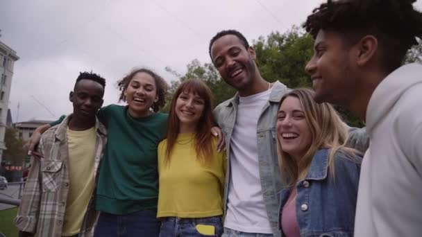 Çok Irklı Gençler Açık Havada Birbirine Sarılıyor Çeşitli Öğrenciler Arkadaşlar — Stok video