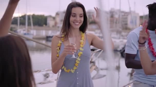 Grupo Amigos Multiétnicos Felices Divirtiéndose Juntos Bebiendo Champán Barco Puerto — Vídeo de stock