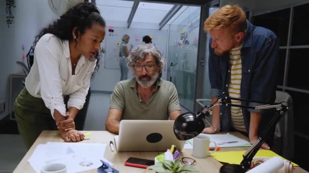 Dans Bureau Moderne Divers Groupes Collègues Rencontrent Élaborent Une Stratégie — Video
