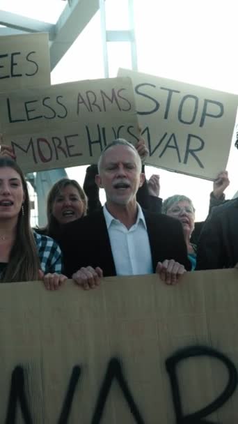 Vertical Multirracial Diversas Idades Pessoas Protestando Contra Guerra Violência Mundo — Vídeo de Stock