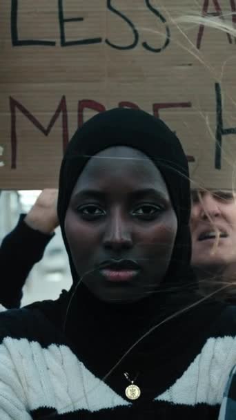 Vertikales Video Einer Ernsthaften Muslimischen Frau Inmitten Einer Demonstration Einer — Stockvideo