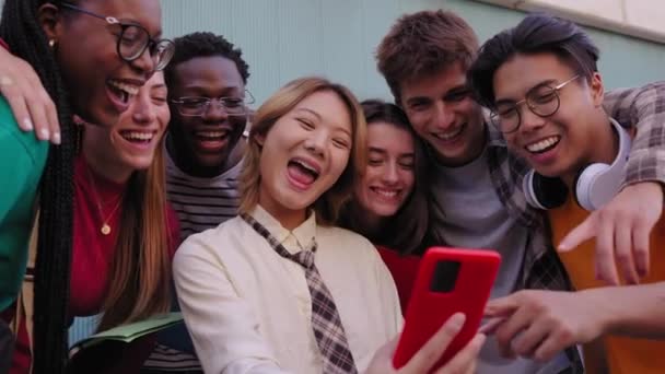 Grupo Jóvenes Estudiantes Universitarios Internacionales Sonríen Felizmente Viendo Videos Divertidos — Vídeo de stock