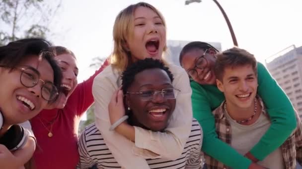 笑顔と陽気な若い多人種大学の学生の大規模なグループは カメラで幸せに見える携帯電話でセルフィーを取っています 教員の教室で一緒に楽しんでいる世代Zの友人 — ストック動画