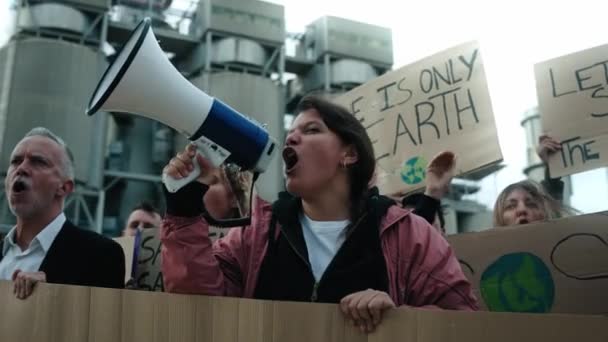 Женщина Кричит Мегафоном Демонстрации Группа Людей Манифестации Изменению Климата Глобальному — стоковое видео