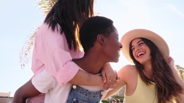 Tres Alegres Mujeres Jóvenes Multirraciales Disfrutando Aire Libre Agrupar Hermosas — Vídeo de stock
