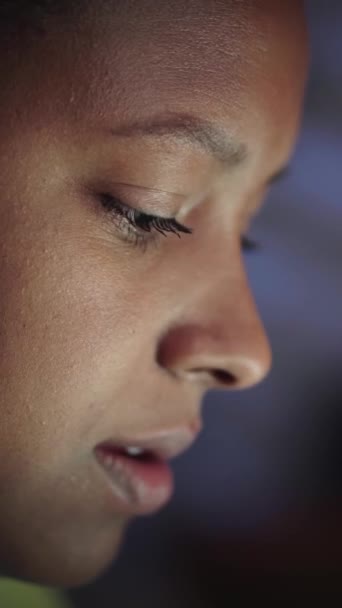 Вертикальна Сторона Крупним Планом Красива Молода Американська Чорна Жінка Яка — стокове відео