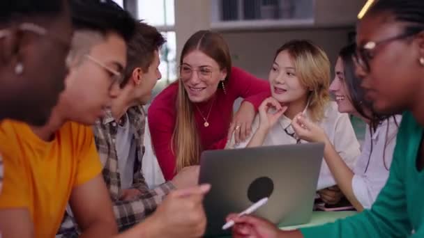 Selektywne Skupienie Się Uśmiechniętym Studencie Używającym Laptopa Stołówce Kampusie Koleżankami — Wideo stockowe