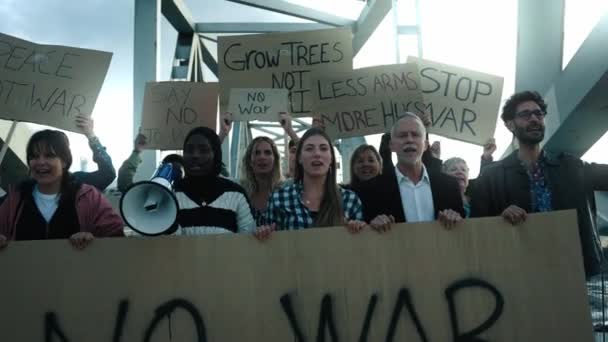 Люди Разных Рас Возрастов Протестуют Против Войны Насилия Мире Группа — стоковое видео