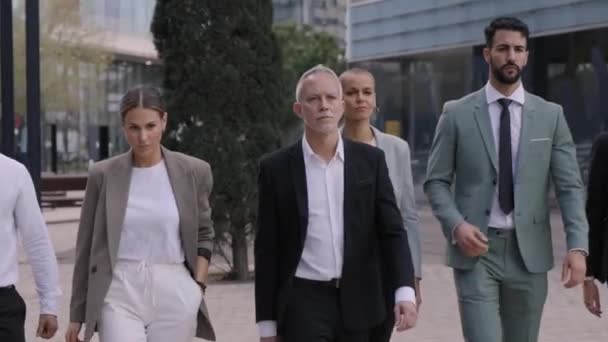 Sikeres Csoportos Üzletemberek Akik Magabiztosan Sétálnak Utcán Formális Ügyvédi Iroda — Stock videók