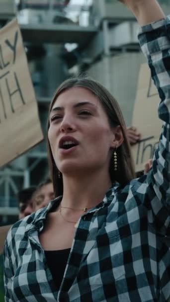 Вертикали Девушка Кулаком Воздухе Демонстрации Группа Людей Манифестации Изменения Климата — стоковое видео
