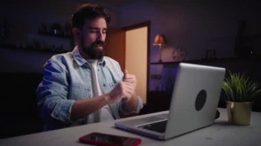 Hırslı, çekici, beyaz bir adam dizüstü bilgisayar kullanıyor ve iş gününe ev ofisinde başlıyor. Serbest çalışan beyaz erkek yeni dijital iş gücü projesi geliştiriyor. Geceleri internette çalışan gençler.