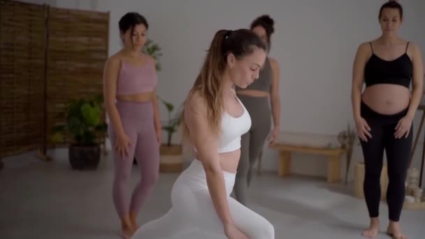 Instructora Profesional Yoga Que Concentra Ayudar Una Joven Estudiante Realizar — Vídeo de stock