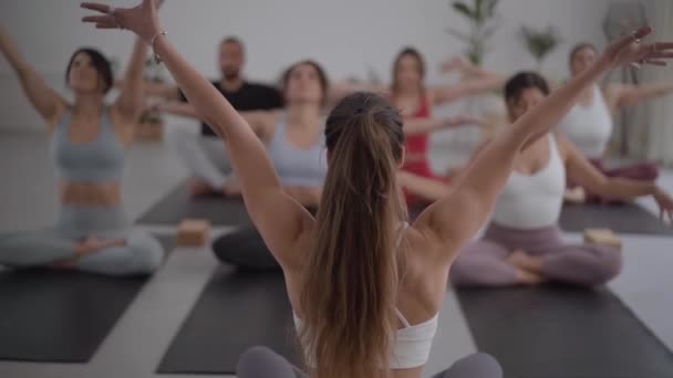 Eine Weibliche Rückentrainerin Gibt Yoga Unterricht Einer Gruppe Kaukasischer Menschen — Stockvideo