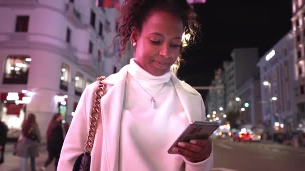 Zblízka Mladá Africká Žena Procházka Noci Osvětlené Centrum Města Při — Stock video