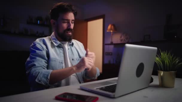 Enthousiaste Aantrekkelijke Blanke Man Met Behulp Van Laptop Het Starten — Stockvideo