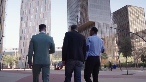 Zpět Pohled Tři Obchodníci Kráčející Města Mimo Kancelář Finančním Centru — Stock video