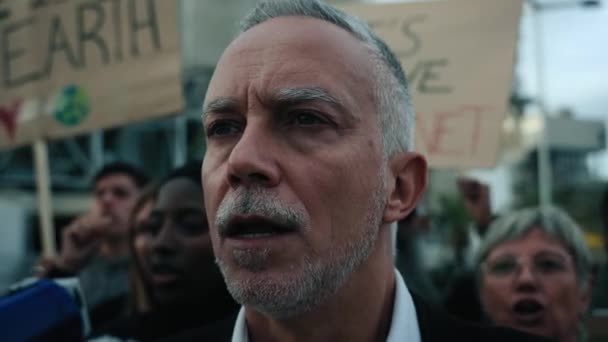 Zavřít Naštvaný Vzpurný Dospělý Muž Křičí Protestuje Megafonem Demonstrace Proti — Stock video
