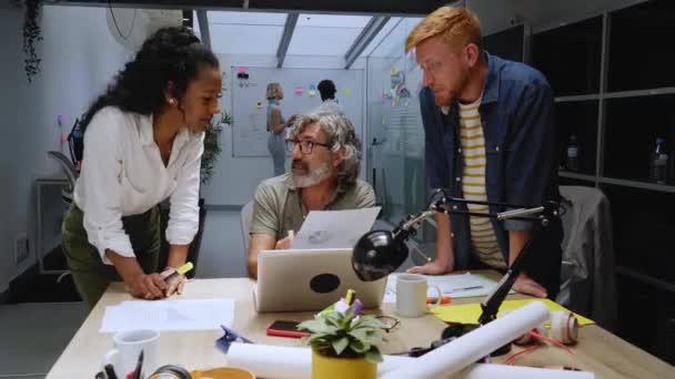 Meslektaşlar Adamları Modern Ofiste Çalışmaktan Bahsediyorlar Çeşitli Arkadaşları Ilerleyen Projeler — Stok video