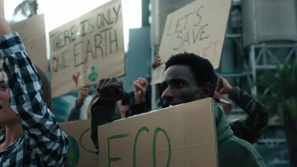 Серьезный Африканский Человек Держащий Знамя Демонстрации Группа Людей Манифестации Изменению — стоковое видео