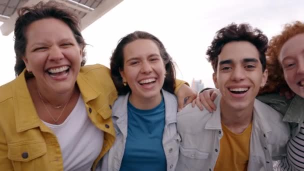 Primer Plano Disparó Riendo Caras Jóvenes Amigos Multirraciales Grupo Mirando — Vídeos de Stock