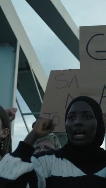 Vertikales Video Ernste Multirassische Gruppe Die Gegen Krieg Und Gewalt — Stockvideo