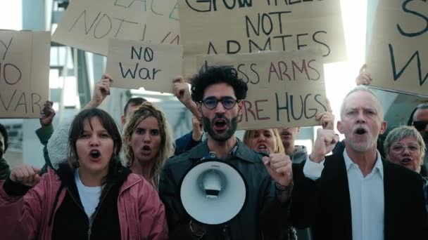 Multirracial Diversas Idades Pessoas Protestando Contra Guerra Violência Mundo Olhando — Vídeo de Stock