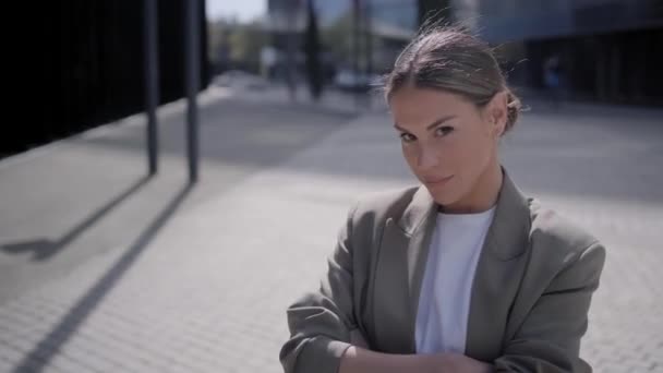 Ung Voksen Kaukasisk Forretningskvinde Stående Seriøs Leder Kamera Selvsikker Kvindelige – Stock-video