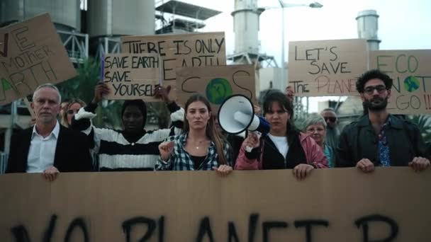 持有武器抗议工厂和污染的不同年龄和不同国籍的人群 用气候变化横幅在镜头前严肃地展示地球 — 图库视频影像