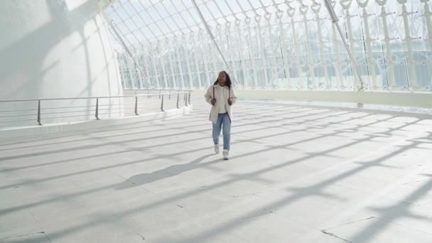 Une Femme Latine Promène Détendue Regardant Les Structures Parc Scientifique — Video