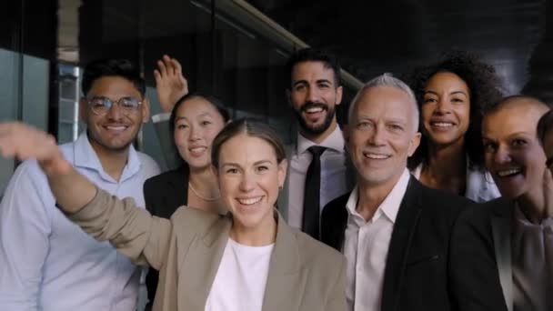 Διαφορετική Πολυφυλετική Ομάδα Επιχειρηματιών Στέκεται Στο Διάδρομο Γραφείο Αναζητούν Χαρούμενα — Αρχείο Βίντεο