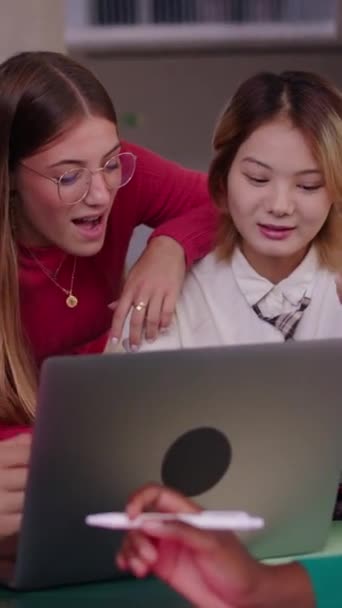 Svisle Usmívající Mladý Univerzitní Student Používající Notebook Jídelně Kampusu Svou — Stock video