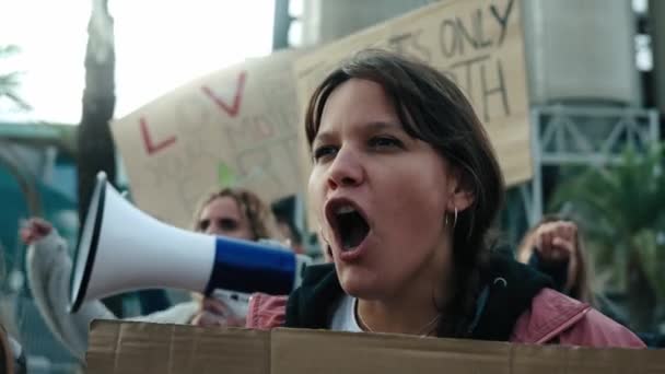 Close Boze Rebelse Vrouw Aan Het Woord Protesteert Met Megafoon — Stockvideo