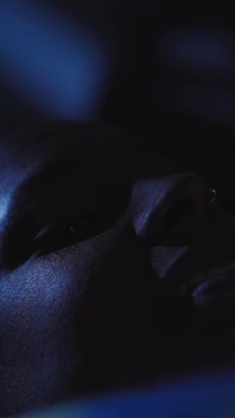 Vertical Close Jovem Afro Americana Olhando Para Telefone Celular Escuro — Vídeo de Stock