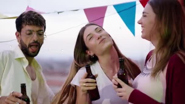 Tres Animadas Personas Jóvenes Del Milenio Adultas Sosteniendo Botellas Cerveza — Vídeos de Stock