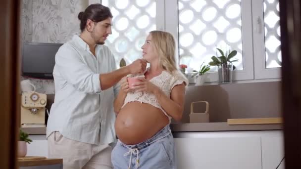 Mujer Embarazada Joven Sosteniendo Bebida Hombre Acariciando Vientre Cara Futura — Vídeo de stock