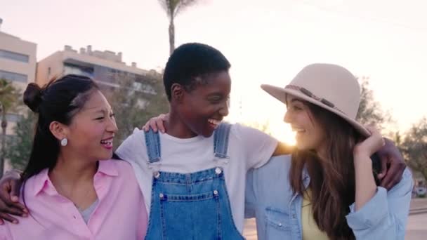 Skupinové Multiraciální Mladí Přátelé Chodí Objímající Při Pohledu Úsměvem Kameru — Stock video